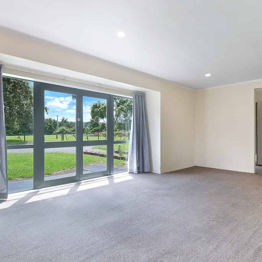 Spacious family home in Ramarama - Photo 1