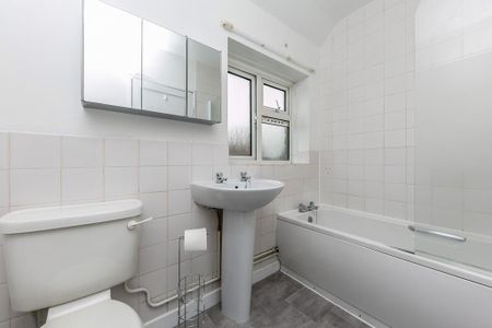 1 bedroom in a house share to rent - Photo 3