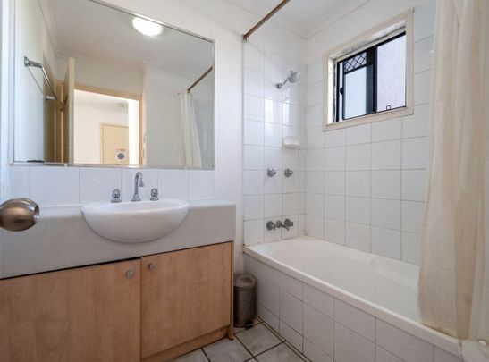 FULLY FURNISHED, ALL BILLS INCLUSIVE TOWNHOUSE FOR RENT - Photo 1