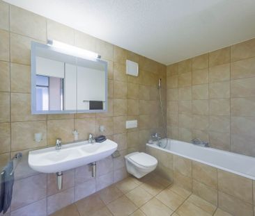 Bright apartment in an inviting family neighborhood! - Photo 4