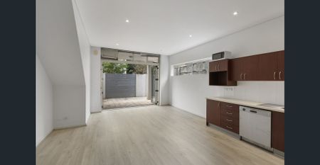 Villa style apartment offers expansive courtyard - Photo 2