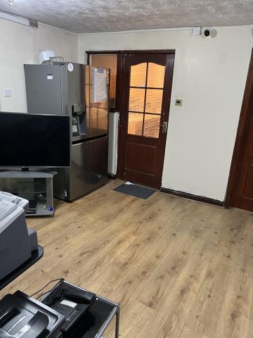 1 bedroom in a house share to rent - Photo 5