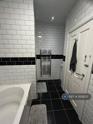 1 bedroom in a house share to rent - Photo 3