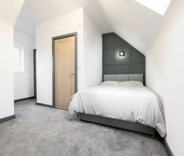 Beautifuly decorated 9 bed property. With communal living space and... - Photo 3