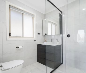 Modern comfort and space in a quiet court location - Photo 2