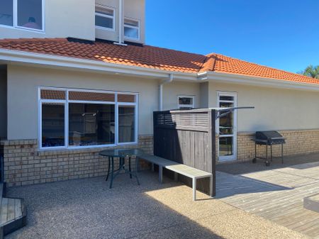 Large Executive Home - Photo 3