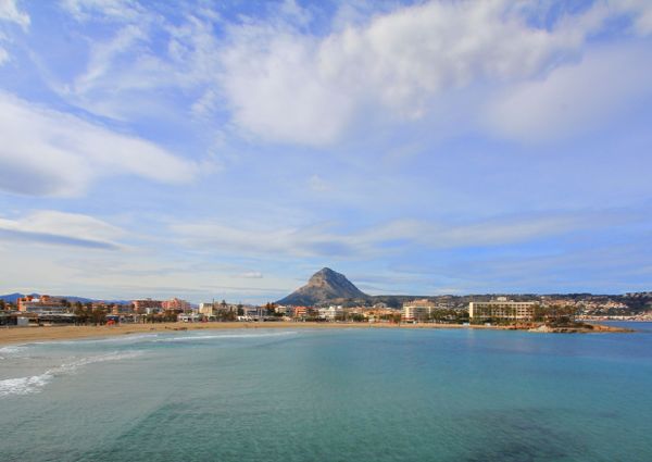 FOR RENT: SPACIOUS AND ELEGANT 4-BEDROOM BUNGALOW FOR LONG TERM