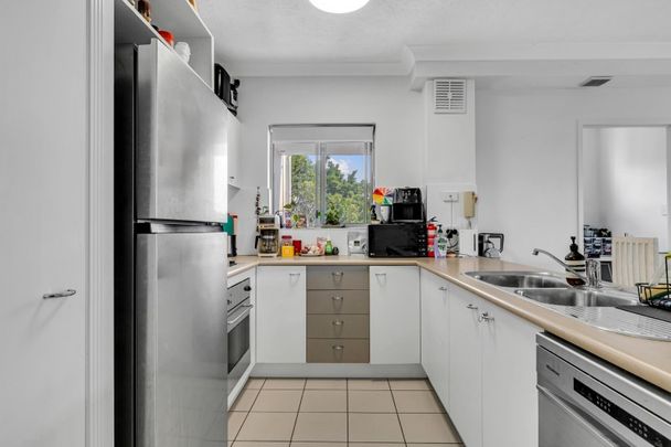Spacious 2-Bedroom, 2-Bathroom Unit in Prime Toowong Location - Photo 1
