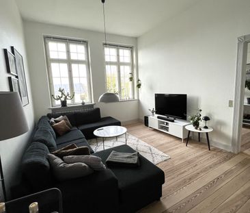 HØJT TIL LOFTET OG GOD PLADS. - Foto 6