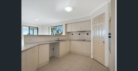 Spacious Family Home! - Photo 2