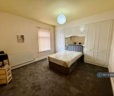 1 bedroom in a house share to rent - Photo 3