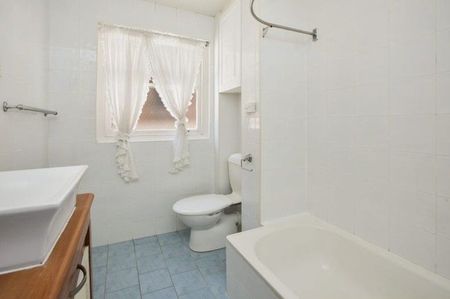 Stylish Coastal Living in Boutique Block of Nine - Photo 5