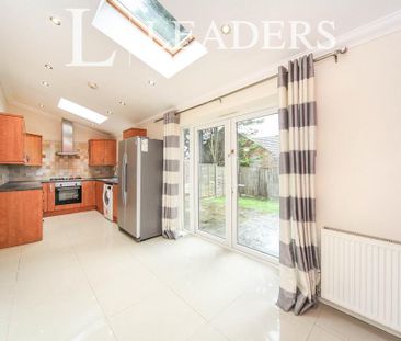 5 bedroom semi-detached house to rent - Photo 3