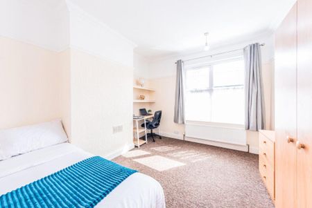 4 bedroom terraced house to rent - Photo 3