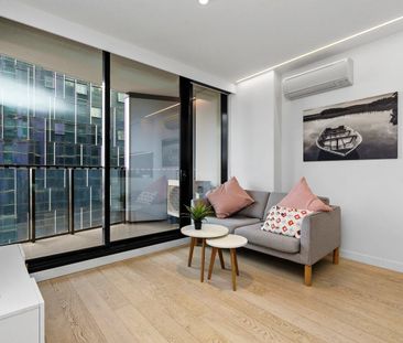 Light Filled & Spacious in the Iconic Light House Tower. - Photo 2