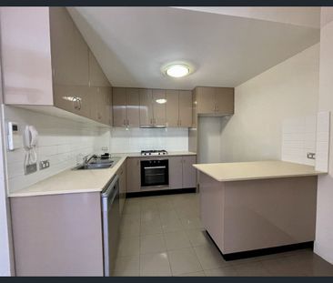 Elegant & Sunlit Townhouse in Prime Maroubra Location - Photo 5