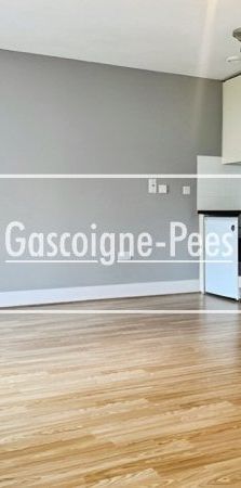 Skyline Plaza, RG21 - Photo 1