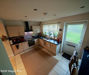 3 Bed Terraced House, Bindon Green, SM4 - Photo 5