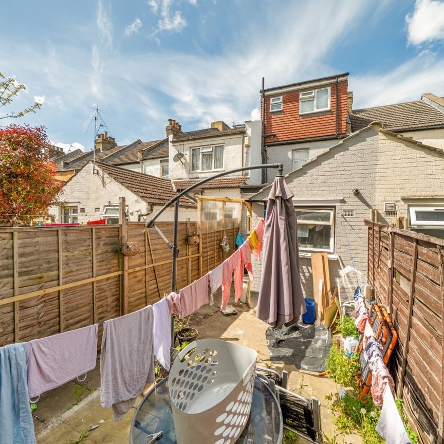Terraced House to rent - Rural Vale, Gravesend, Kent, DA11 - Photo 1