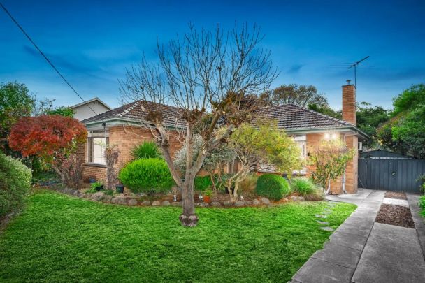 Family Charm & Elite School Zoning in Heart of Doncaster! - Photo 1