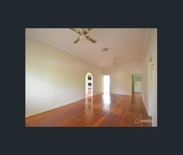 Freshly Renovated, Fully Fenced Home with Huge Utility Space & Ente... - Photo 2