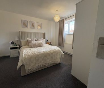 3 bed Town House - To Let - Photo 2