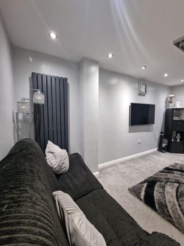 3 Bed Terraced House, Manchester, M8 - Photo 3