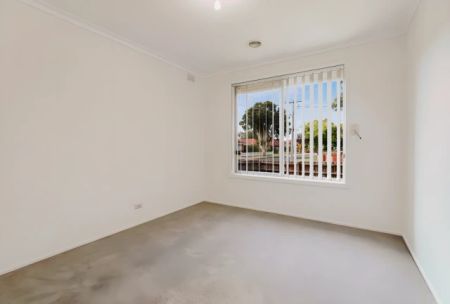 3 Bed, 1 Bath - Photo 3