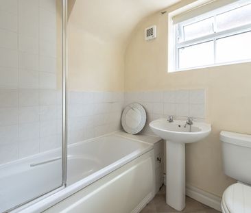 Available unfurnished now - Photo 3