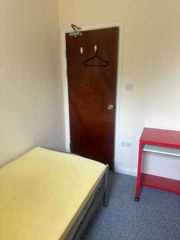 Room in a Shared House, Queens Road, E11 - Photo 3