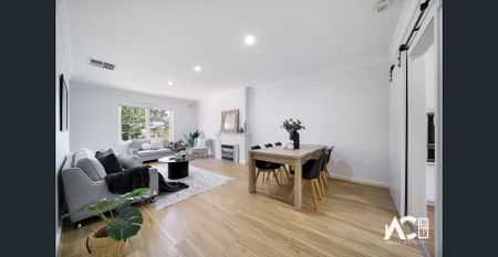 Spacious Georgian-Colonial home with garage and street frontage - Photo 5