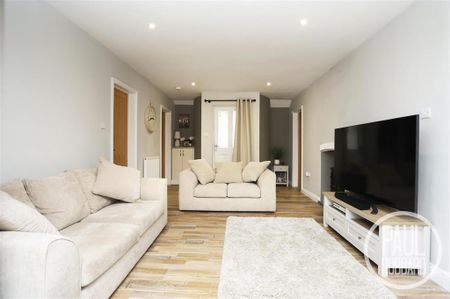 3 bedroom semi-detached bungalow to rent - Photo 2