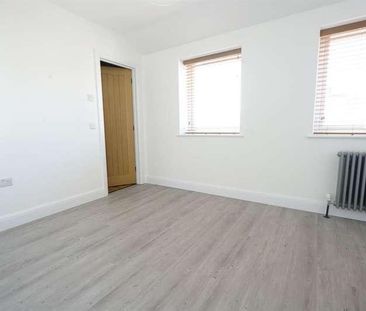 First Avenue, Grays, RM20 - Photo 4