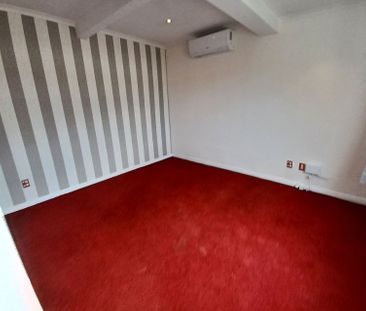 2-Bedroom Apartment in Kilbirnie - Photo 4