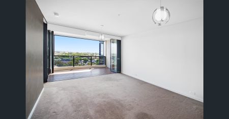 Spacious Apartment in Prime Location - Photo 2