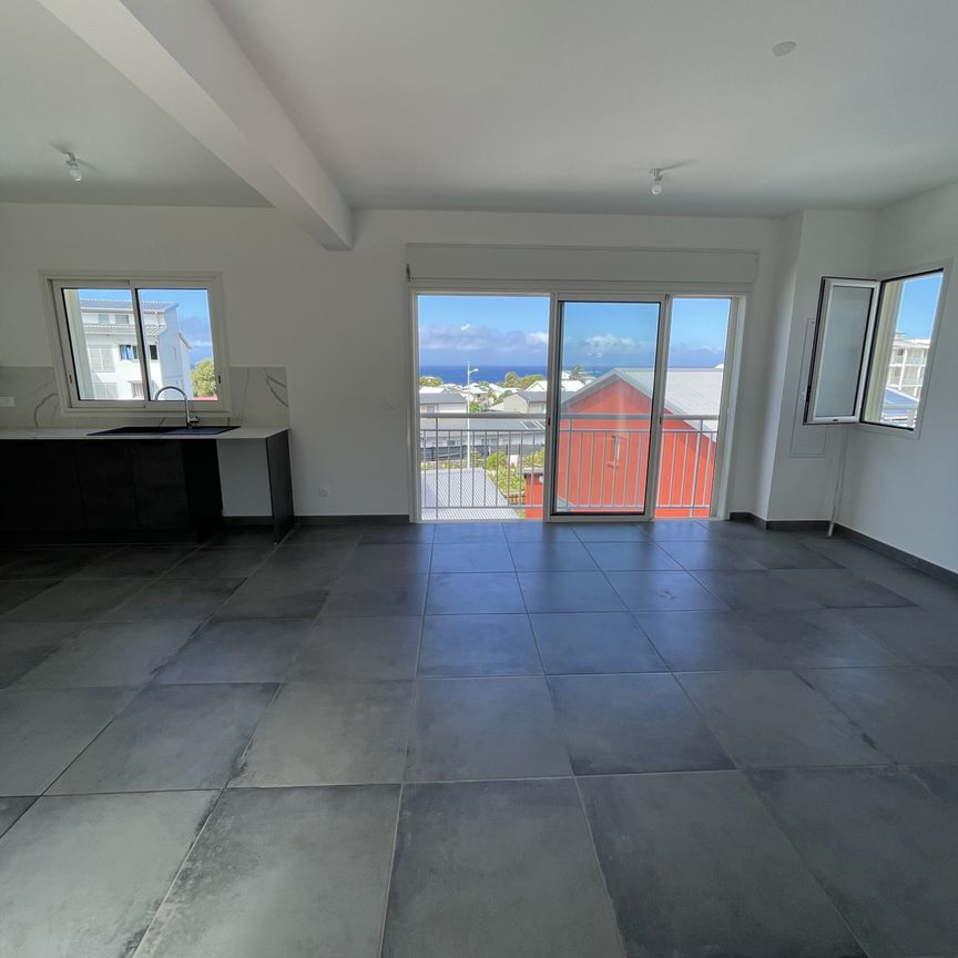 Location Maison 4 pièces 97m² ST PIERRE 97410 - Photo 1