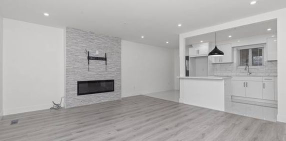 Single family home w/self contained suite. - Photo 2