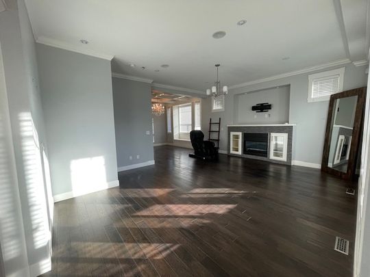 Beautiful Contemporary Upper House/Three Bedrooms Plus Den - Photo 1