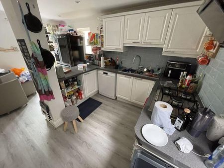 4 bedroom semi-detached house to rent - Photo 3