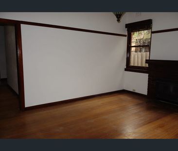 Well-Presented and Cosy Flemington Home - Photo 2