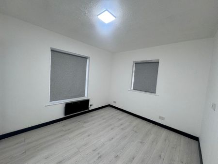 4 bedroom flat to rent - Photo 3