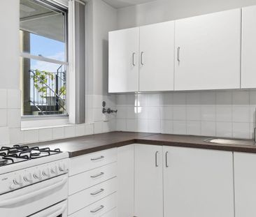 Light-Filled Studio Living with Views Over Highgate - Photo 2