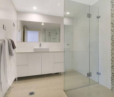 Spacious, Fully Furnished 2-Bedroom Unit Opposite North Beach, Woll... - Photo 5