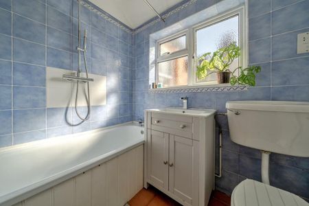 4 bedroom semi-detached house to rent - Photo 4