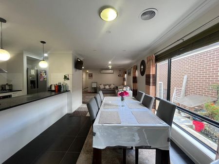 Family-Friendly Home with Modern Kitchen and Secure Parking - Photo 5