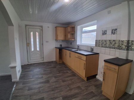 2 bedroom semi-detached house to rent - Photo 4