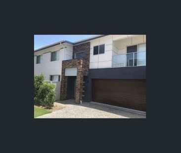 Amazing 4 bedroom 3.5 bathroom duplex for rent - Photo 6