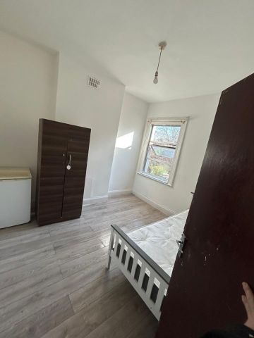 Room in a Shared House, Brownhill Road, SE6 - Photo 2