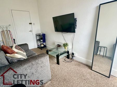 1 bedroom in a flat share to rent - Photo 3