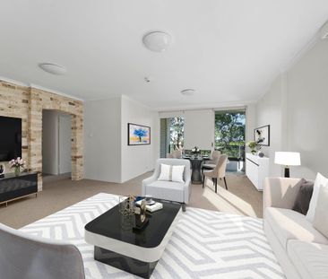 Spacious Two Bedroom Apartment With Lock-Up Garage - Photo 2